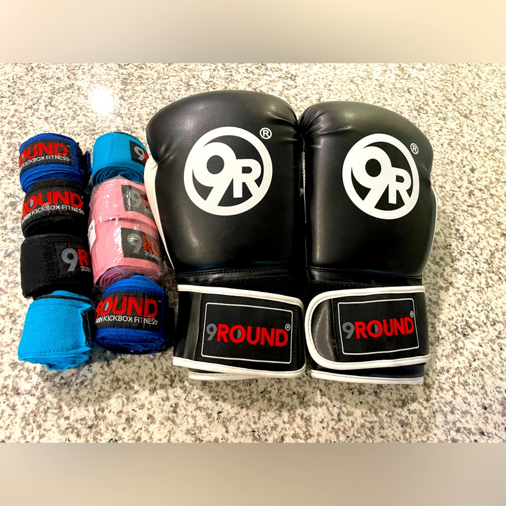 9 Round30 minutes Kickboxing Gloves and 4 pairs of handwraps!! 🥊